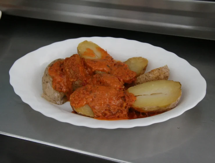 Papas arrugadas con mojo rojo canario servido como acompañamiento