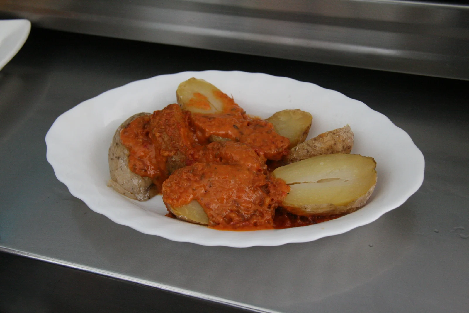 Papas arrugadas con mojo rojo canario servido como acompañamiento