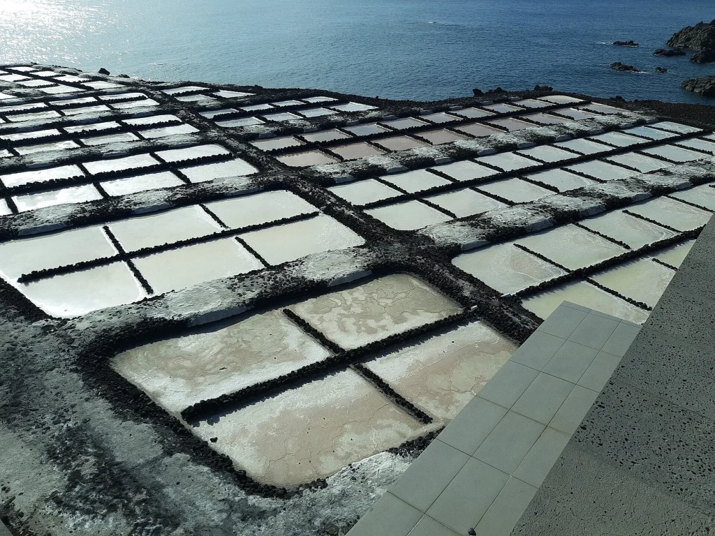 Salinas artesanales de Fuencaliente, La Palma, con estanques de sal junto al paisaje volcánico