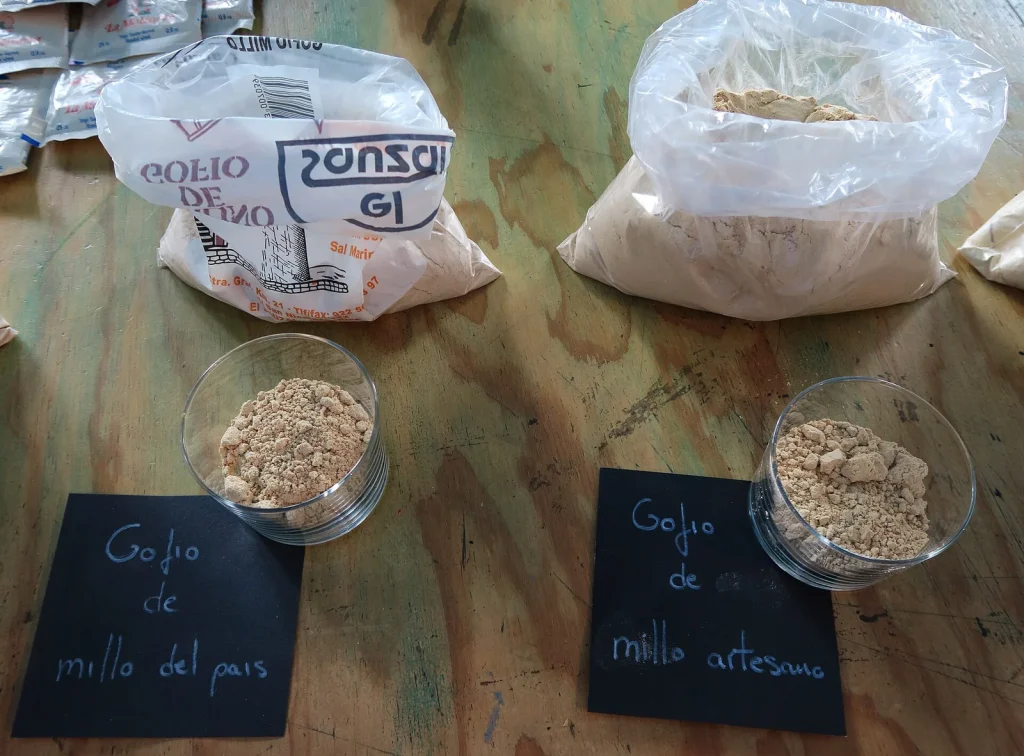 Dos variedades de gofio de millo canario, ingrediente para preparar pella