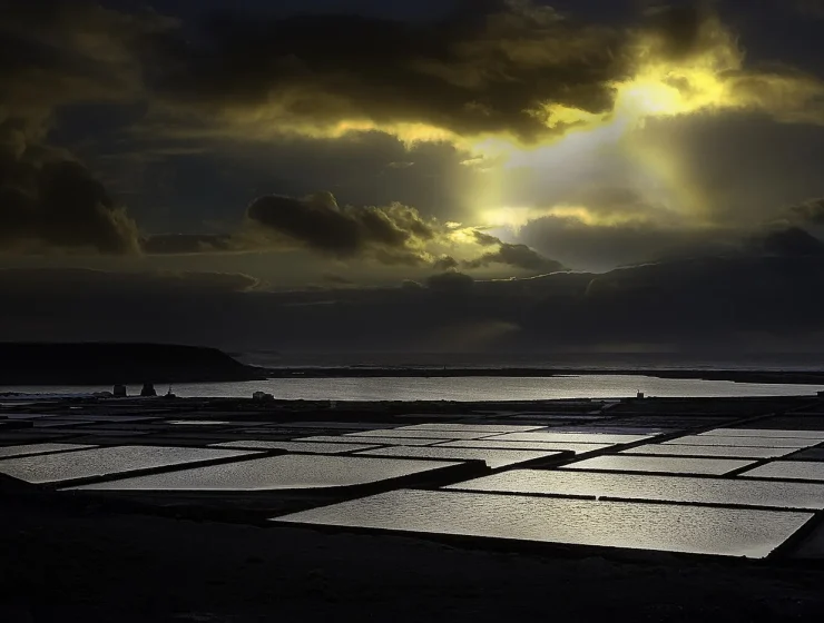 Vista panorámica de las salinas de Janubio en Lanzarote, con charcas geométricas de evaporación