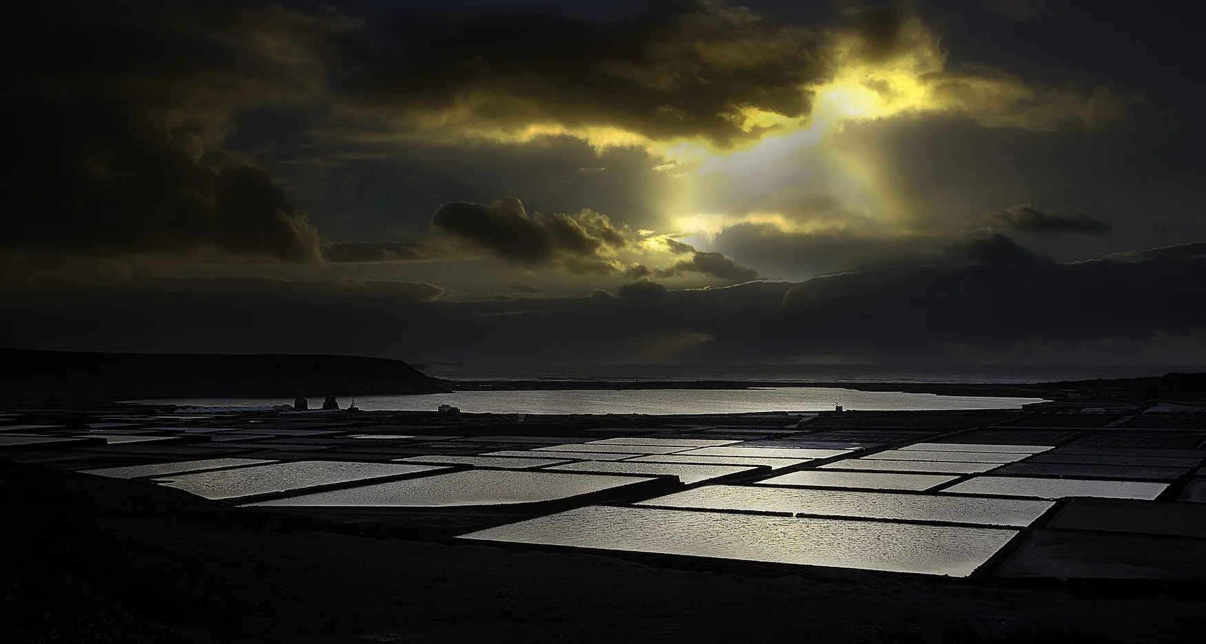 Vista panorámica de las salinas de Janubio en Lanzarote, con charcas geométricas de evaporación