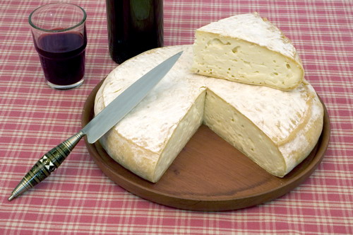 Queso de Flor de Guía sobre tabla con cuchillo canario